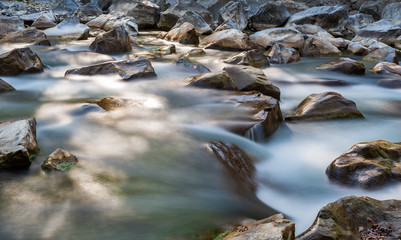 Felsen im Bach mit Wasser