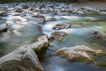 Fototapeta na wymiar Fliessendes Wasser im Fluss