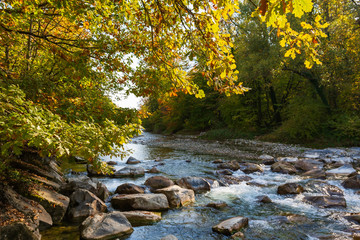 Idylle im Herbst am Fluss