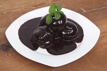 bir tabak profiterol
