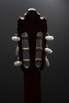 Gitarrenkopf mit Stimmwirbel im Gegenlicht