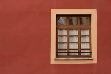 finestra di legno su muro rosso