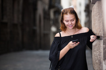 Naklejka premium positive girl chatting on phone