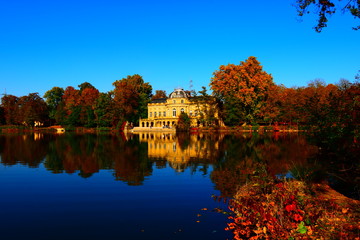 Ludwigsburg ,Baden-Württemberg, Deutschland : Herbstlich geprägter Blick auf Seeschloß Monrepos .