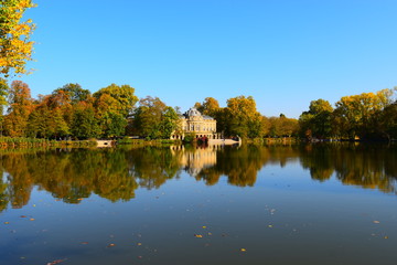 Ludwigsburg ,Baden-W&uuml;rttemberg, Deutschland : Herbstlich gepr&auml;gter Blick auf Seeschlo&szlig; Monrepos .