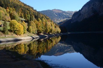 Le lac de Montriond en Haute-Savoie sur la commune de Montriond, d le Chablais français1.