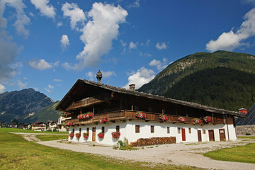 Fototapeta na wymiar Alter Bauernhof am Achensee in Tirol
