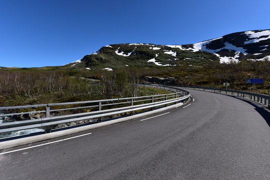 Die Straße über das Aurlandsflellet in Norwegen gehört zu den schönsten Strecken der Welt. 