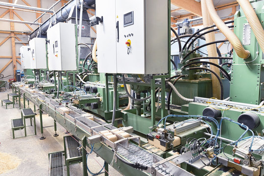 Production of wood pellets for heating on the assembly line of an industrial factory  // Herstellung von Holzpellets zum heizen am Fliessband einer Industriefabrik 