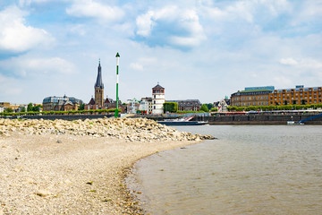 Düsseldorf Dürre Niegrigwasser Rheinpegel