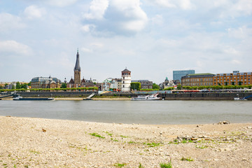 Düsseldorf Dürre Niegrigwasser Rheinpegel