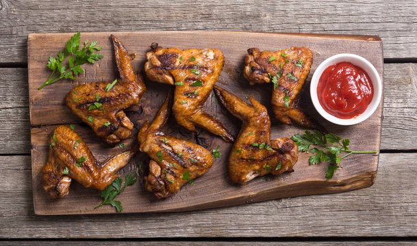 Grilled chicken wings with tomato sauce