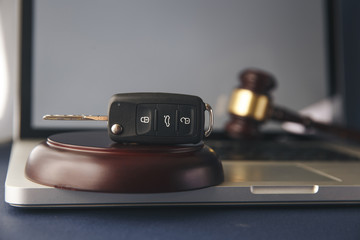 Car auction concept - gavel and car key on the wooden desk - obrazy, fototapety, plakaty