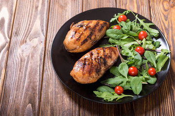 Grilled chicken with spinath and tomatoes salad
