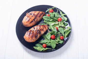 Grilled chicken with spinath and tomatoes salad