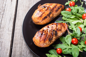 Grilled chicken with spinath and tomatoes salad