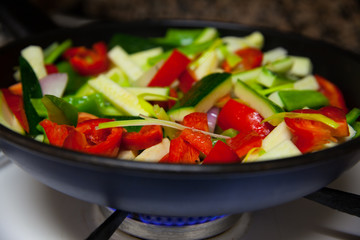 Sartén con verduras fritas