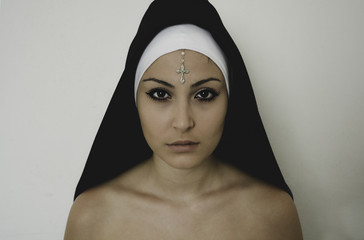 The Nun / ragazza suora con le spalle scoperte