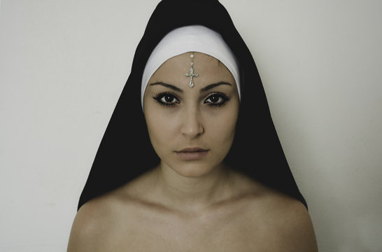 The Nun / ragazza suora con le spalle scoperte