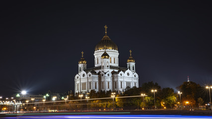 Fototapeta na wymiar храм Христа спасителя на фоне вечернего города при ночном освещении