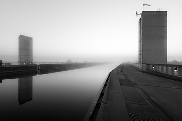 Trogbrücke Hohenwarthe morgens im Nebel