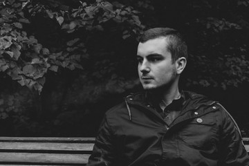 Мужчина выпускает табачный дым изо рта. 1