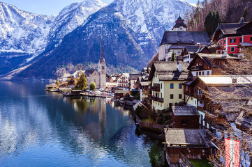 Fototapeta premium Spectacular view on the Hallstatt village from the lake border