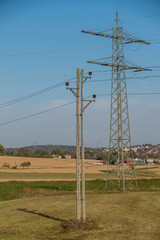 Strommasten in Herbstlandschaft
