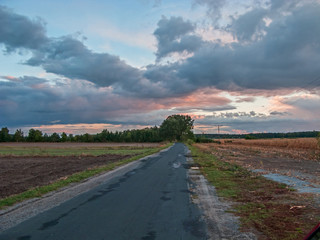 Fototapeta premium Ciemne chmury na wieczornym niebie.