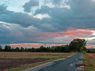 Fototapeta premium Ciemne chmury na wieczornym niebie.