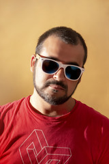 Fototapeta premium man with red shirt and sunglasses