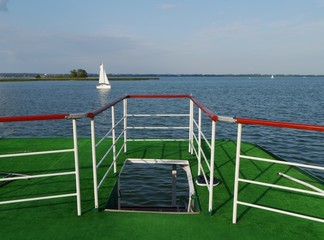 Oberdeck mit grünem Kunstrasen 