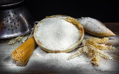 Flour and wholemeal pasta and ears of wheat