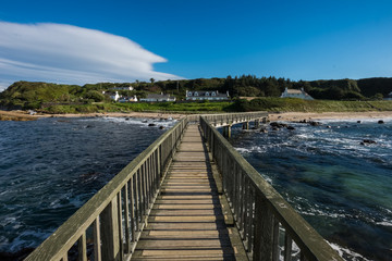 Obraz premium Landscape wooden bridge at Ballycastle beach, Northern Ireland
