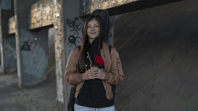    36/5000 molodaya krasivaya devushka pod mostom young beautiful girl under the bridge