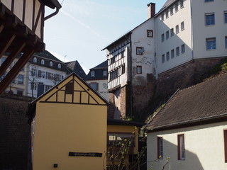 Stadt Saarburg an der Saar - inmitten von Weinbergen in Rheinland-Pfalz
