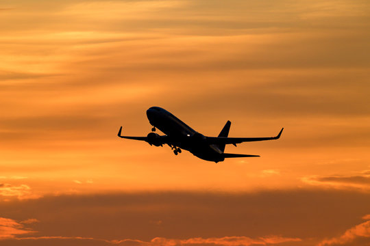 夕空　飛行機　離陸