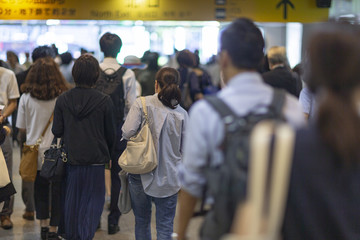 電車　混雑　通勤　ラッシュ　早朝　残業　女性　痴漢　犯罪　列　在宅　非常停止　ボタン
