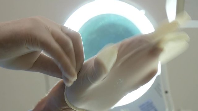 Medico indossa guanti in lattice in ospedale