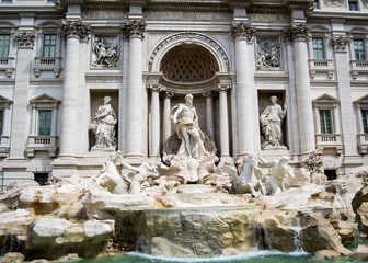 Fototapeta na wymiar Front of Trevi Fountain