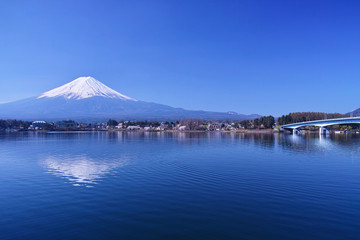 河口湖北岸の産屋ヶ崎から見る河口湖大橋と逆さ富士

