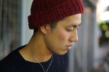 ニット帽をかぶった男性