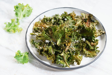 Kale chips with white sesame