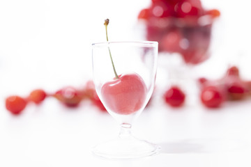 ミニグラスに入ったさくらんぼ
