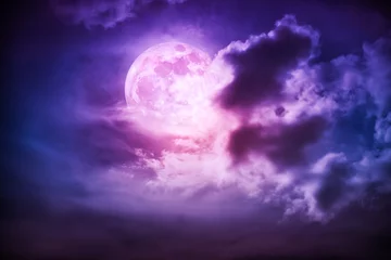 Rolgordijnen Nachtelijke hemel met wolken en heldere volle maan met glanzend. © kdshutterman