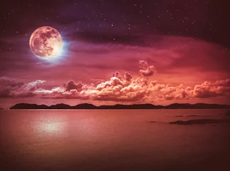 Fotobehang Landschap van de hemel met volle maan op zeegezicht tot nacht. Rust natuur. © kdshutterman
