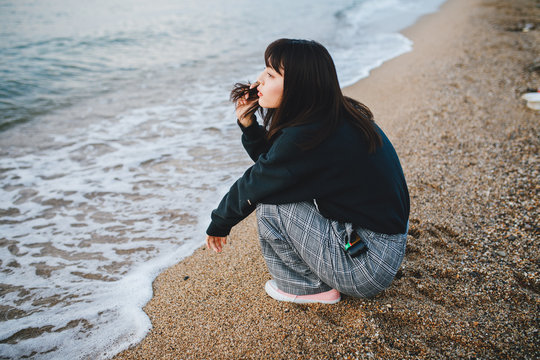 海辺と女性