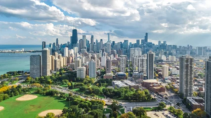 Rolgordijnen Chicago skyline luchtfoto drone uitzicht van bovenaf, Lake Michigan en stad Chicago downtown wolkenkrabbers stadsgezicht van Lincoln park, Illinois, USA © Iuliia Sokolovska
