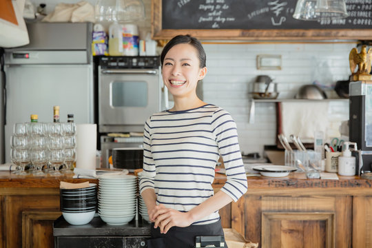 カフェ店員 のストック写真 ロイヤリティフリーの画像 ベクター イラスト Adobe Stock