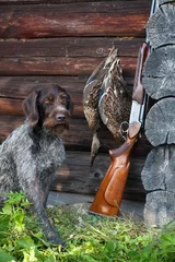 Papier Peint photo Chasser chien et trophée de chasse près du pavillon de chasse